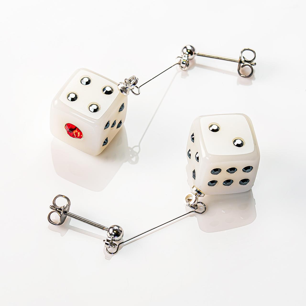 サイコロピアス「白」(イヤリング変更可)1枚目の画像